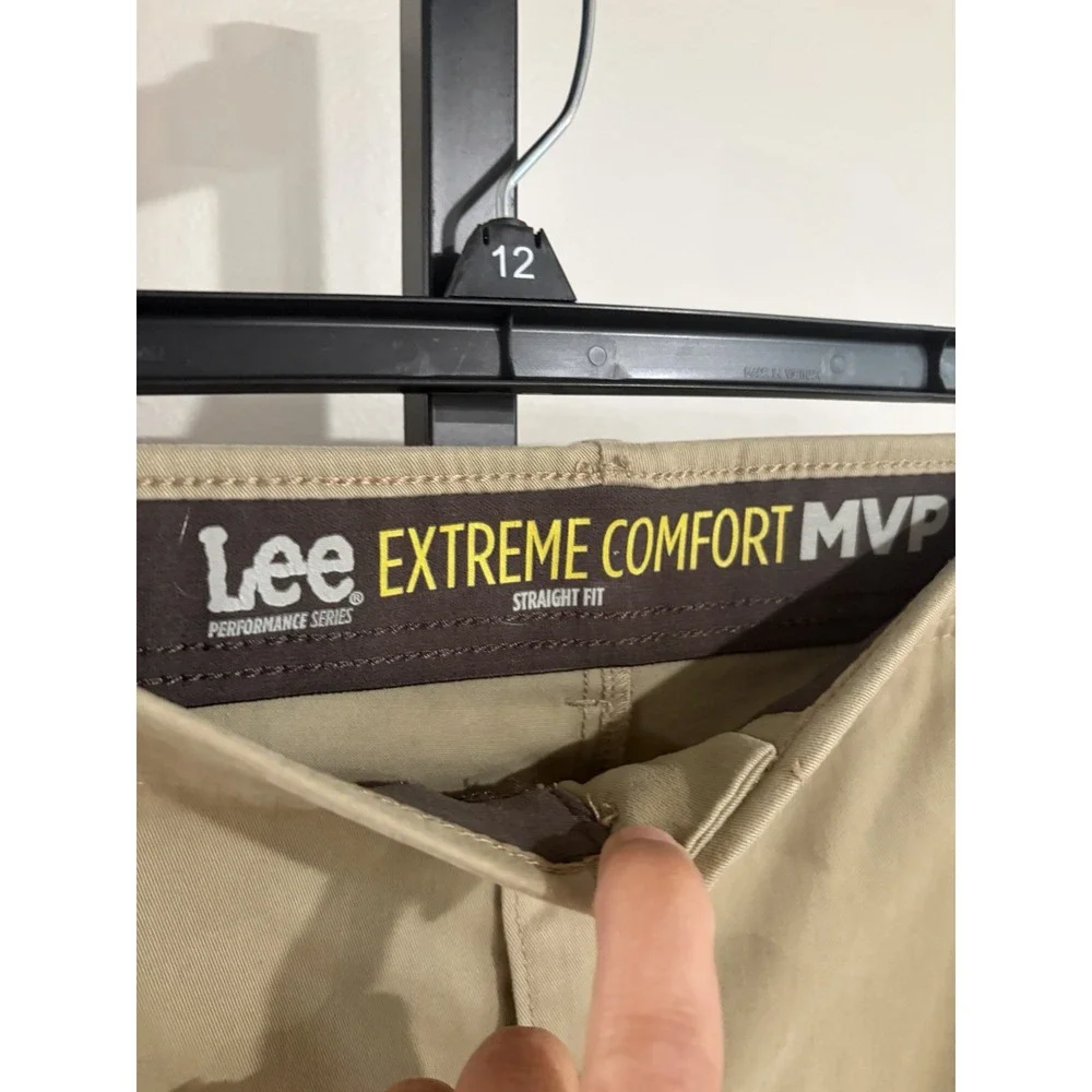 Lee Extreme Comfort MVP Mens 46x29 Khaki Straight Fit Stretch Chino Pants F160